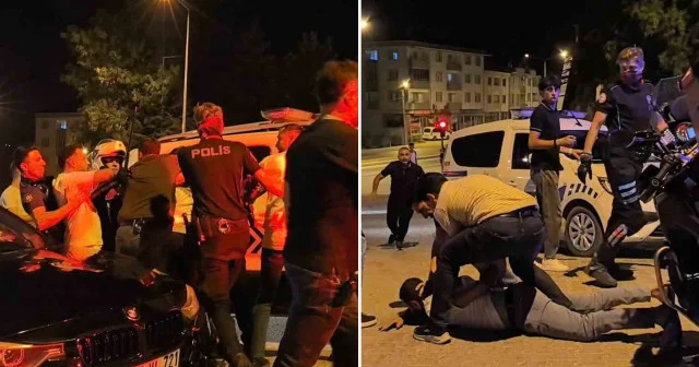Bursa da gençler birbirine girdi: Polis önce biber gazı sıktı sonra gözaltına aldı Bursa Haberleri