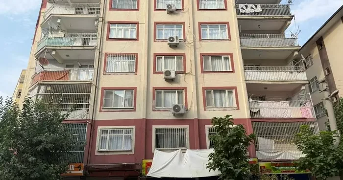 Diyarbakır da depremde hasar alan bina boşaltıldı