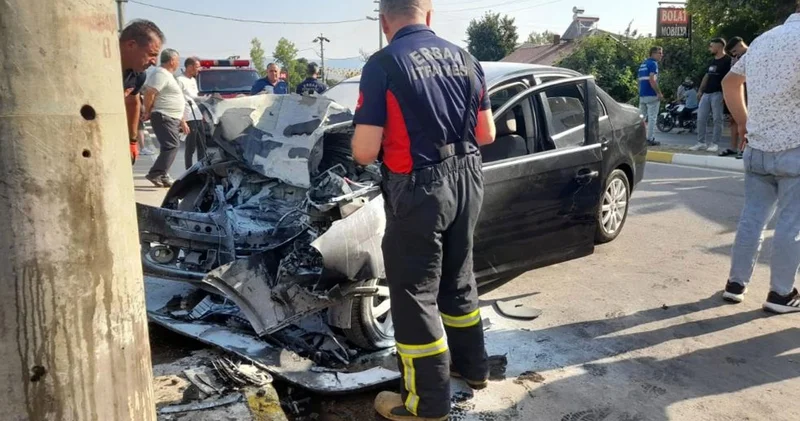 Tokat ta kaza: Direğe çarpan otomobil hurda yığınına döndü