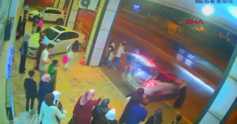 Bursa da akılalmaz kaza! Yolu aşıp metro duvarına çarptı