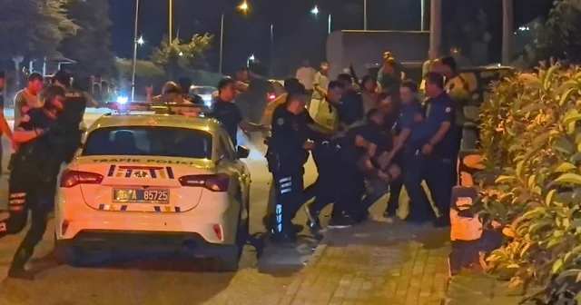 Bursa da iki grup arasındaki laf atma kavgasına aileler de karıştı; olay kamerada Bursa Haberleri