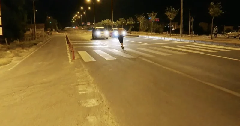 Aksaray da alkollü şahıs araçların önüne atladı