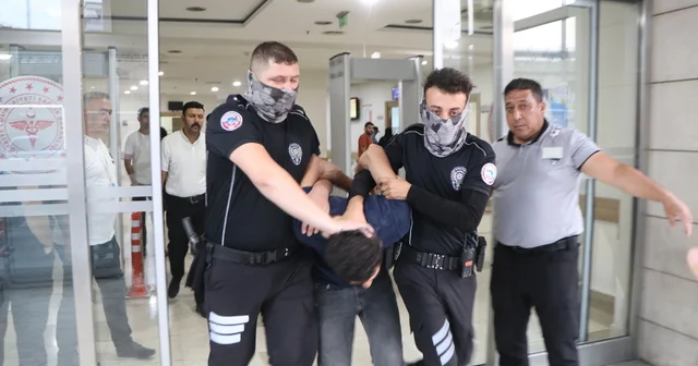 Acil servise girip, doktor ve güvenlik görevlisini bıçakladı; o anlar kamerada Şanlıurfa Haberleri