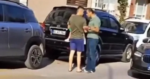 Eskişehir de saldırgan sürücü kucağında bebeği olan babanın üzerine yürüdü: Tepki gösterenlere küfür etti tehditler savurdu VİDEO İZLE