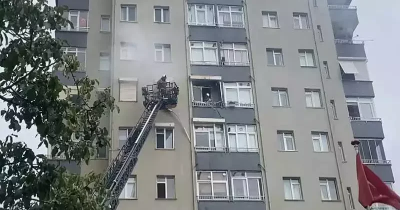 Üsküdar’da 10 katlı binada yangın çıktı: 4 kişi yaralandı