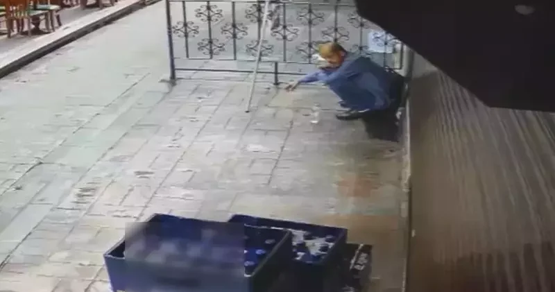 Taksim’de restoranın önünden içki çalan şüpheli kamerada