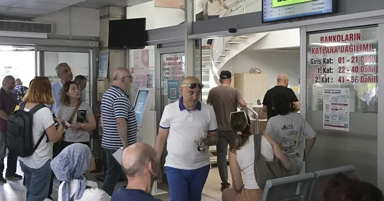 Vatandaşlar nüfus müdürlüklerine akın etti! Eski tip sürücü belgelerinin yenilenmesi için verilen süre yarın sona eriyor