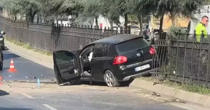 Sultangazi de refüjü aşarak demir korkuluklara çarptı; kaza kamerada