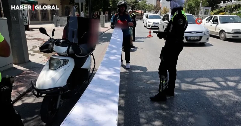 Trafik polisine 3 metrelik dekont açtı: Borcum yok
