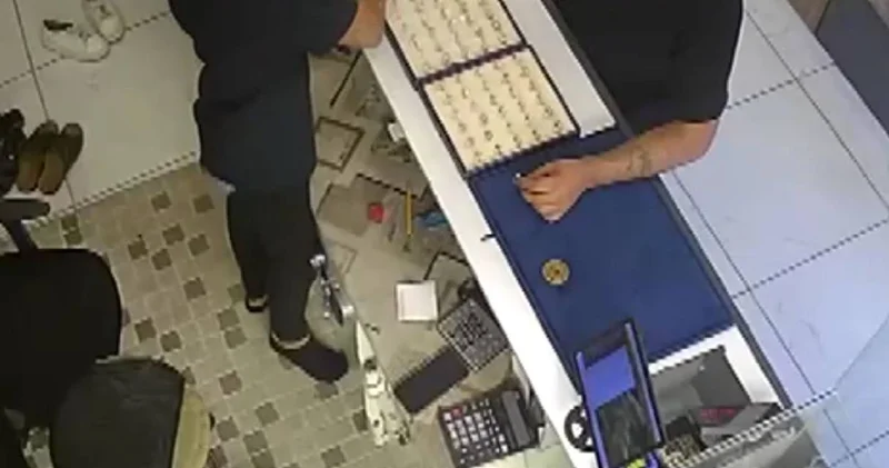 Sahte yüzükleri altın olanla değiştirdi: El çabukluğu ile hırsızlık kamerada