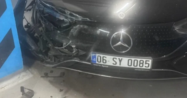 İzmir de vale lüks otomobili duvara çarptı VİDEO İZLE