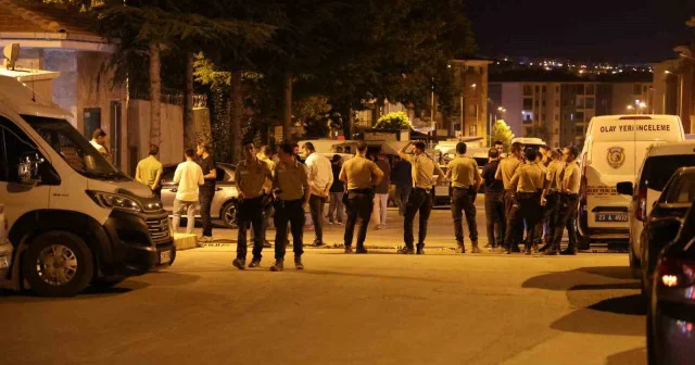 İki aile polis merkezi önünde birbirine girdi: Yaralılar var Elazığ Haberleri