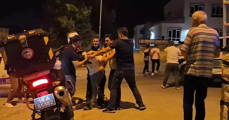 Bursa da iki grup arasındaki ‘laf atma’ kavgasına aileler de karıştı; olay kamerada