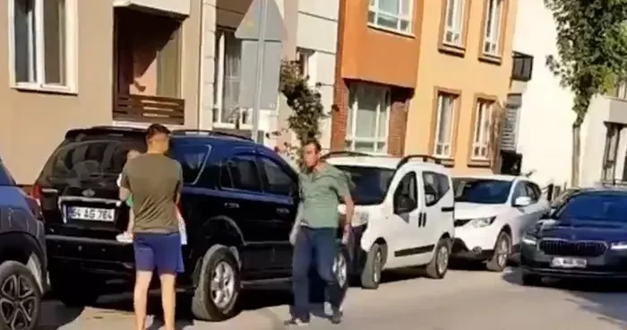 Eskişehir de bir maganda kucağında bebeği olan babaya saldırdı! Sen insan mısın?