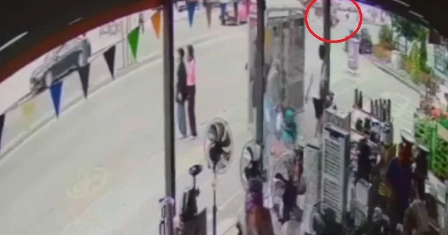 Motosikletin yayaya ardından otomobile çarptığı kaza kamerada: 1 ölü, 2 yaralı Bursa Haberleri