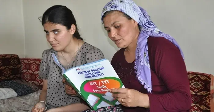 Görme engelli Selvi üniversite sınavında ilk 10 bine girdi! İlköğretim mezunu annesi öğretmeni oldu