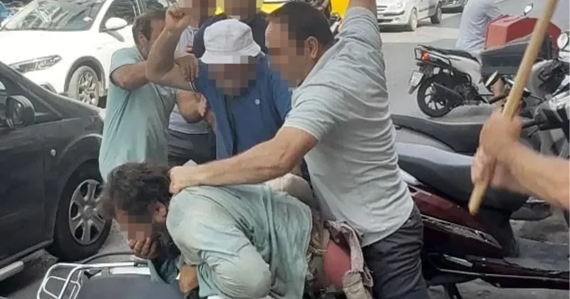 Yol ortasında yumruk ve sopalarla öldüresiye dövdüler