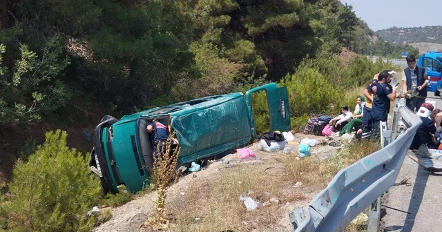 Sivas ta minibüs devrildi: 13 yaralı Sivas Haberleri