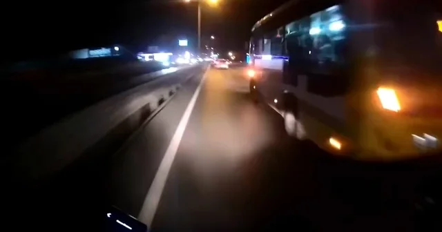 Kullandığı motosikletle otobüsle refüjün arasında sıkışmaktan ani fren yaparak kurtuldu Bursa Haberleri