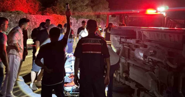 Ekmek aracı aynı istikamette giden traktöre çarptı: İki yaralı Bartın Haberleri