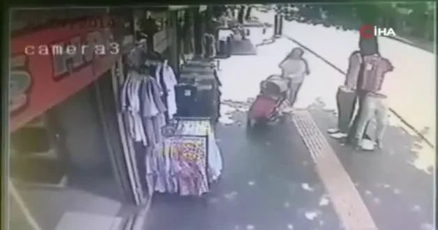 Dikkatsiz annenin unuttuğu bebek, arabası ile birlikte kaldırımdan aşağı düştü