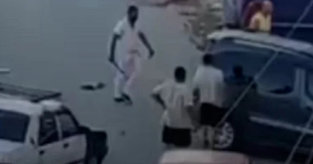 Edremit te sopalı alacak verecek kavgası kamerada VİDEO İZLE