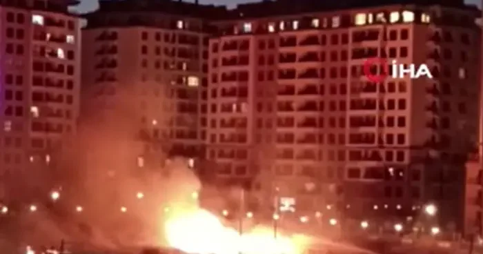Beylikdüzü nde site önündeki otluk alanda yangın çıktı