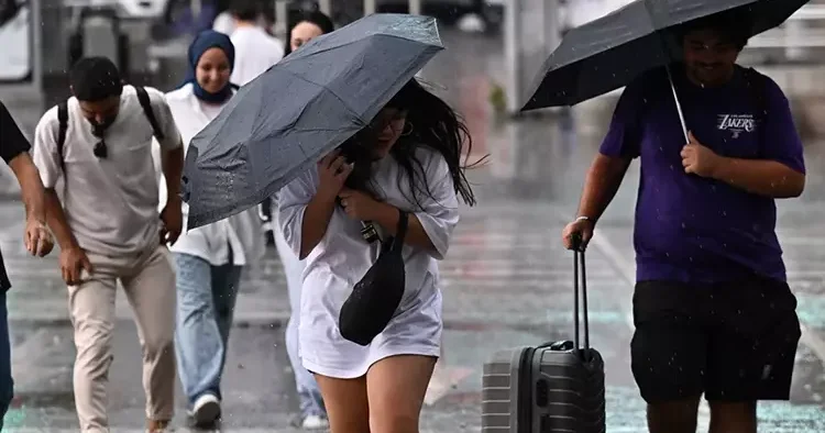 İstanbul için sağanak tahminleri değişti: Daha uzun sürecek! İşte Meteoroloji nin güncel hava durumu raporu