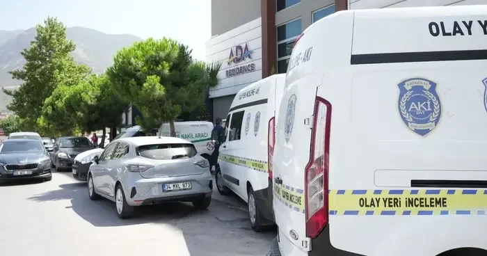 Denizli de polis memuru kaldığı apartta ölü bulundu