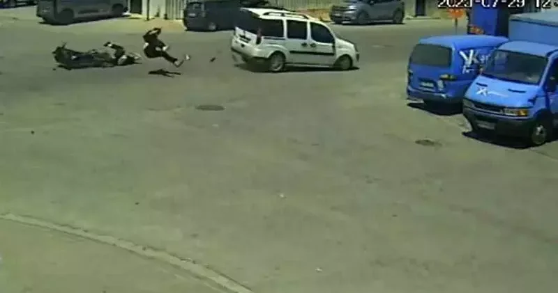 Hafif ticari araçla çarpışan motosikletin 17 yaşındaki sürücüsü öldü
