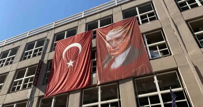 Her yer Türk bayrakları ile süslendi