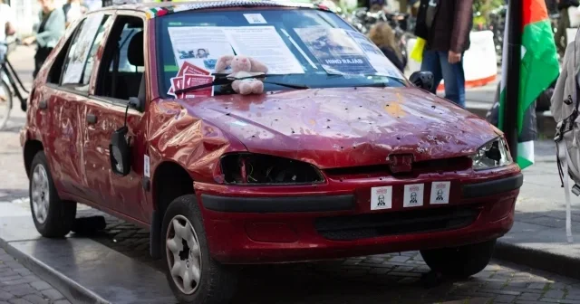 Hollanda da temsili olarak işgalci İsrail in Gazze de katlettiği 6 yaşındaki Hind in içinde bulunduğu araç sergilendi VİDEO İZLE