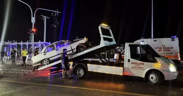 Duble yolda iki otomobil çarpıştı: 1 i ağır, 3 yaralı