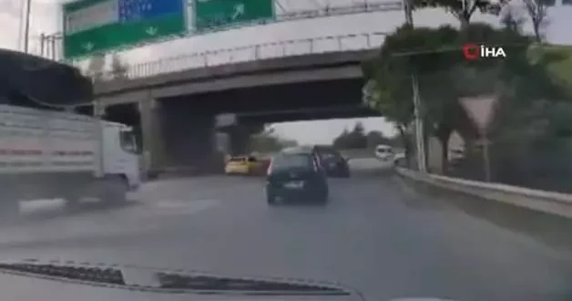 Kamyonla çarpışmaktan kaçınırken demir bariyerlere girdi