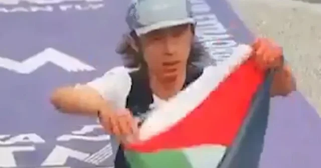 Çinli atlet Gazze için koştu: Bitiş çizgisinde Filistin bayrağı dalgalandırdı VİDEO İZLE