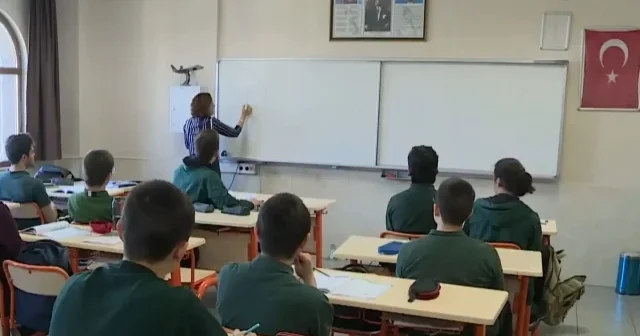 MEB’den 18 milyon öğrenciyi ilgilendiren karar: Siyah okul ayakkabıları zorunlu mu oluyor? VİDEO İZLE