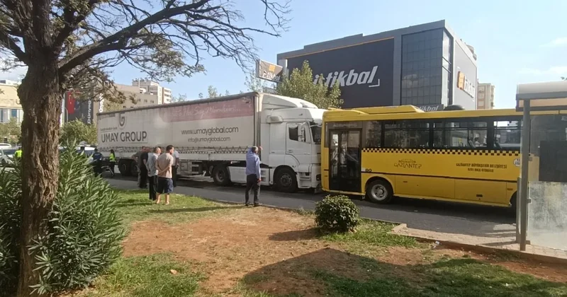 Gaziantep te TIR ile halk otobüsü çarpıştı; 2 si ağır 3 yaralı Sözcü Gazetesi