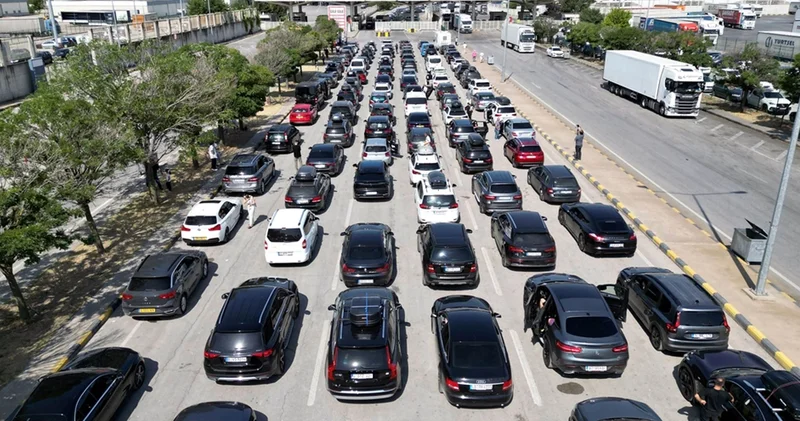 Kapıkule’de dönüş trafiği: Gurbetçiler sınır kapılarını doldurdu