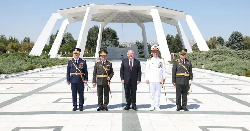 Bakan Güler, Devlet Mezarlığı nı ziyaret etti