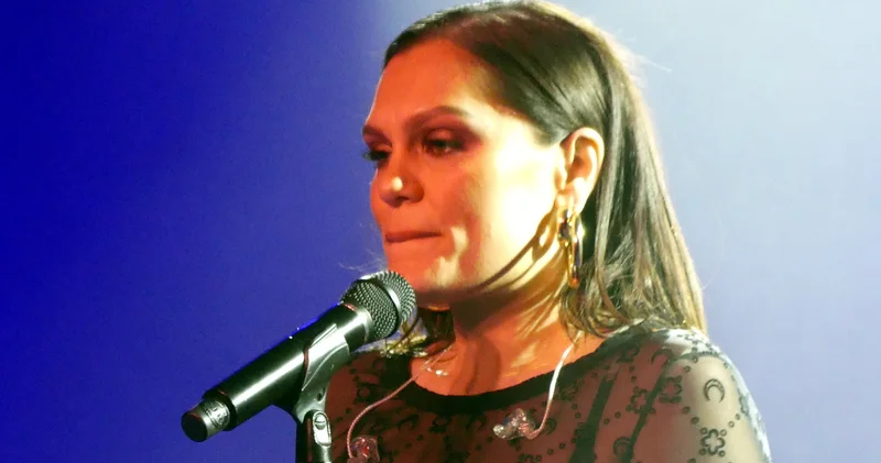 Meme kanseri tedavisi gören Jessie J. turnesini iptal etti magazin haberleri