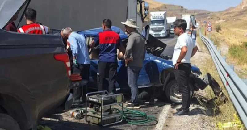Hakkari de feci kaza! Tırla çarpışan araçtaki 5 kişiden 3 ü öldü
