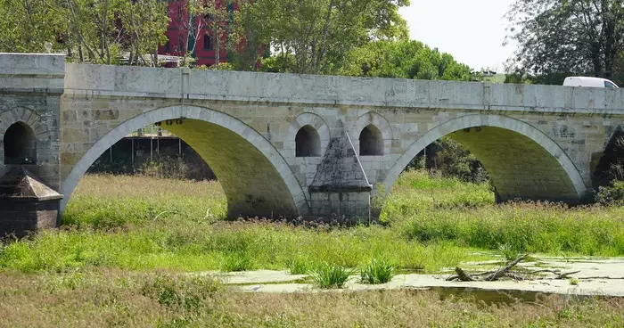 Tunca Nehri nde korkutan görüntü! Kuraklık nedeniyle su akışının durduğu alanlar ot öbekleriyle kaplandı