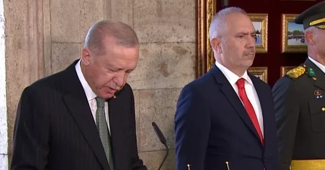 Cumhurbaşkanı Erdoğan Anıtkabir Özel Defteri ni imzaladı: Güvenlik ve huzur için tedbirlerimizi alıyoruz VİDEO İZLE