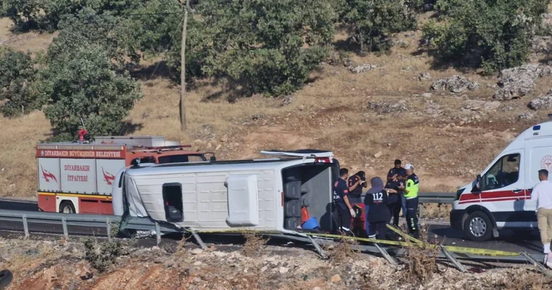Diyarbakır da minibüs bariyerlere çarpıp devrildi: Ölü ve yaralılar var