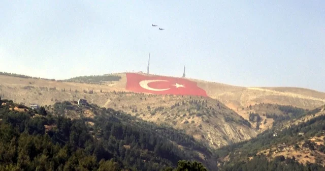 Türkiye nin en büyük bayrağını ilk selamlayan Savaşan Şahinler oldu Kahramanmaraş Haberleri