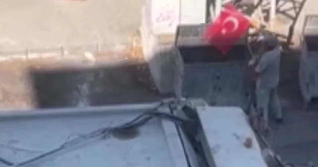 Temizlik işçisinin bayrak hassasiyeti Antalya Haberleri