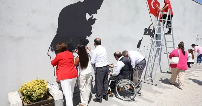 Zafer ruhu, Şehitlik Abidesi duvarlarına yansıtıldı