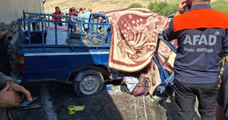 Hakkari de korkunç kaza: 4 kişi öldü!