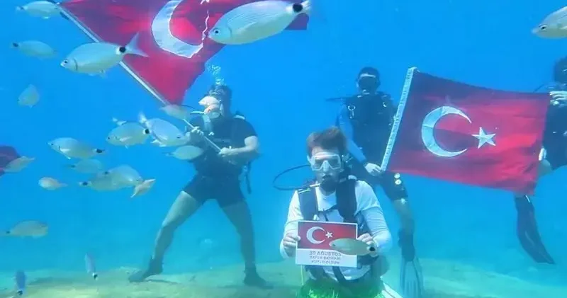 Fethiye de su altında Türk bayrakları açtılar