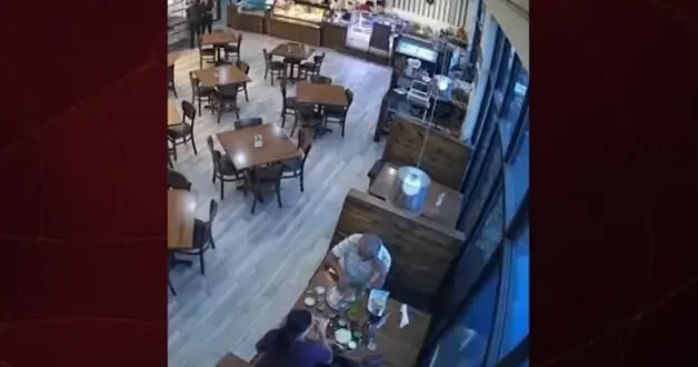 ABD de akıllara zarar kaza! Yemek yerken içeri giren arabanın altında kaldılar